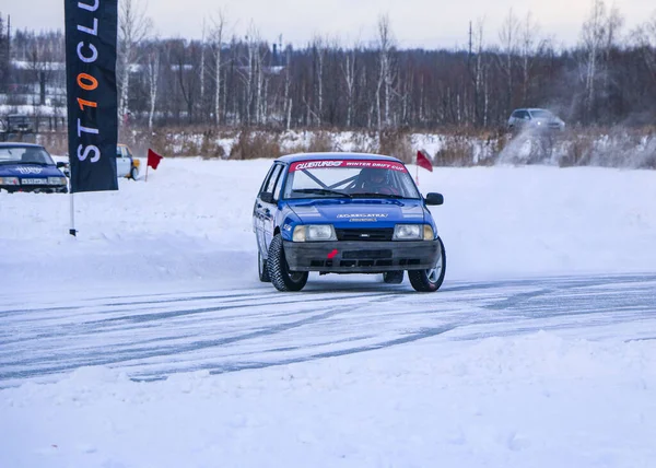 YOSHKAR-OLA, RÚSSIA, JANEIRO 11, 2020: Show de carros de inverno para feriados de Natal para todos os visitantes - deriva simples e dupla, corrida em lago congelado . — Fotografia de Stock