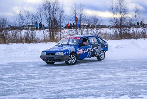 YOSHKAR-OLA, RUSIA, 11 DE ENERO DE 2020: Exposición de coches de invierno para las vacaciones de Navidad para todos los que vienen - simple y doble deriva, las carreras en el lago congelado . —  Fotos de Stock