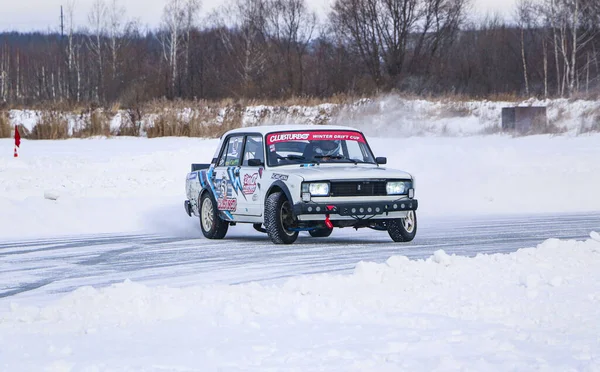 YOSHKAR-OLA, RUSIA, 11 DE ENERO DE 2020: Exposición de coches de invierno para las vacaciones de Navidad para todos los que vienen - simple y doble deriva, las carreras en el lago congelado . —  Fotos de Stock