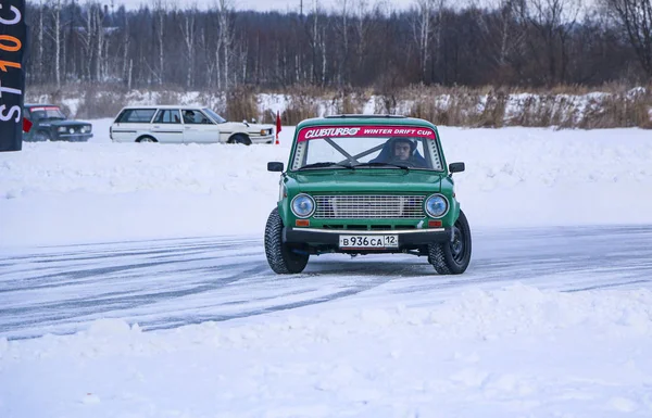 Yoshkar-Ola, Ρωσία, 11 Ιανουαρίου 2020: Χειμερινή έκθεση αυτοκινήτων για τις γιορτές των Χριστουγέννων για όλους τους επισκέπτες - ενιαίο και διπλό drift, αγωνιστικά στην παγωμένη λίμνη. — Φωτογραφία Αρχείου