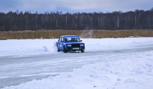 YOSHKAR-OLA, RUSIA, 11 DE ENERO DE 2020: Exposición de coches de invierno para las vacaciones de Navidad para todos los que vienen - simple y doble deriva, las carreras en el lago congelado . — Foto de Stock