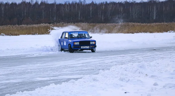 YOSHKAR-OLA, RÚSSIA, JANEIRO 11, 2020: Show de carros de inverno para feriados de Natal para todos os visitantes - deriva simples e dupla, corrida em lago congelado . — Fotografia de Stock