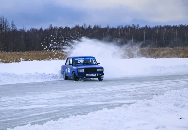 YOSHKAR-OLA, RUSSIA, JANUARY 11, 2020: Winter car show for  Christmas holidays for all comers - single and double drift, racing on  frozen lake. — Stock Photo, Image