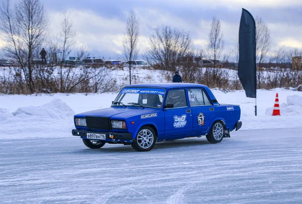 Yoshkar-Ola, Oroszország, 2020. január 11.: Karácsonyi autókiállítás minden látogatónak - egy- és kétszeres sodródás, verseny a befagyott tavon. — Stock Fotó