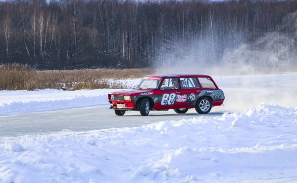 YOSHKAR-OLA, RUSSIA, JANUARY 11, 2020: Winter car show for  Christmas holidays for all comers - single and double drift, racing on  frozen lake. — 스톡 사진