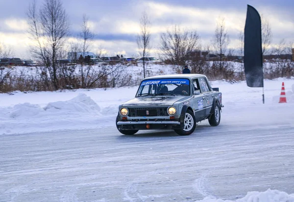 YOSHKAR-OLA, RÚSSIA, JANEIRO 11, 2020: Show de carros de inverno para feriados de Natal para todos os visitantes - deriva simples e dupla, corrida em lago congelado . — Fotografia de Stock