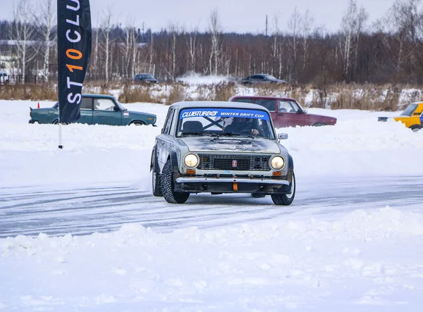 Joschkar-ola, russland, 11. januar 2020: winter car show für weihnachtsferien für alle comer - single und double drift, rennen auf zugefrorenem see. — Stockfoto