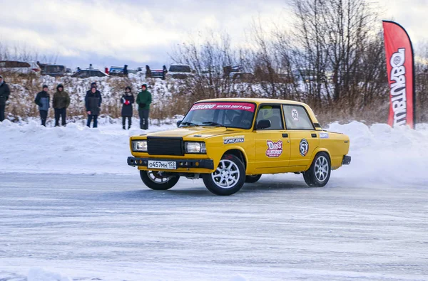 YOSHKAR-OLA, RUSSIA, JANUARY 11, 2020: Winter car show for  Christmas holidays for all comers - single and double drift, racing on  frozen lake. — Stock Photo, Image