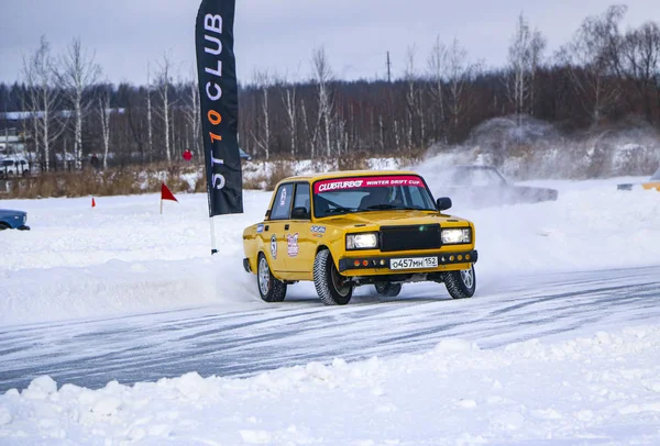 YOSHKAR-OLA, RUSSIA, JANUARY 11, 2020: Winter car show for  Christmas holidays for all comers - single and double drift, racing on  frozen lake. — 스톡 사진