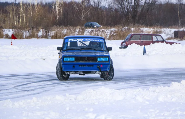 Yoshkar-Ola, Rusland, 11 januari 2020: Winter autoshow voor kerstvakantie voor alle comers - enkele en dubbele drift, racen op bevroren meer. — Stockfoto