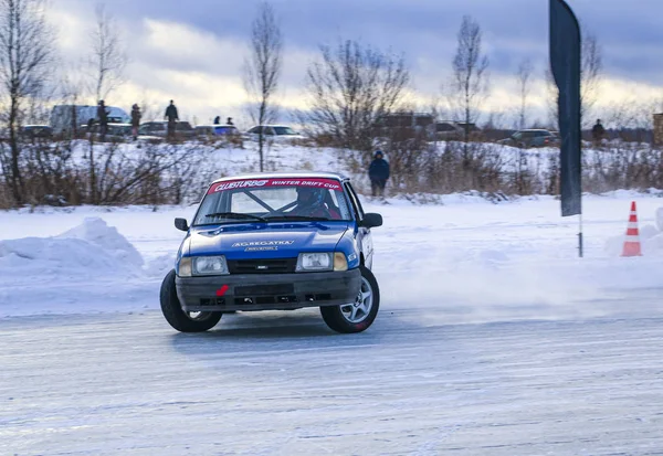 YOSHKAR-OLA, RUSSIA, JANUARY 11, 2020: Winter car show for  Christmas holidays for all comers - single and double drift, racing on  frozen lake. — 스톡 사진