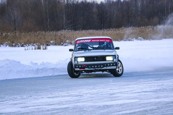 Joschkar-ola, russland, 11. januar 2020: winter car show für weihnachtsferien für alle comer - single und double drift, rennen auf zugefrorenem see. — Stockfoto