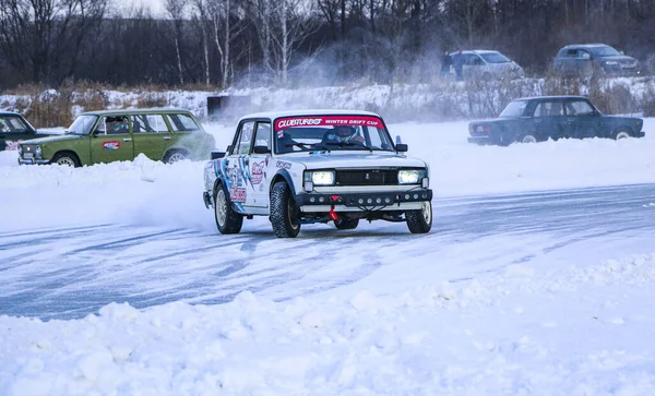 YOSHKAR-OLA, RUSSIA, JANUARY 11, 2020: Winter car show for  Christmas holidays for all comers - single and double drift, racing on  frozen lake. — Stock Photo, Image