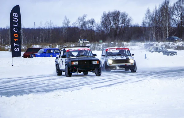 YOSHKAR-OLA, RUSSIA, JANUARY 11, 2020: Winter car show for  Christmas holidays for all comers - single and double drift, racing on  frozen lake. — 스톡 사진