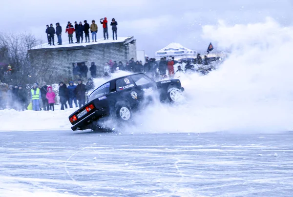 Yoshkar-Ola, Rusland, 11 januari 2020: Winter autoshow voor kerstvakantie voor alle comers - enkele en dubbele drift, racen op bevroren meer. — Stockfoto