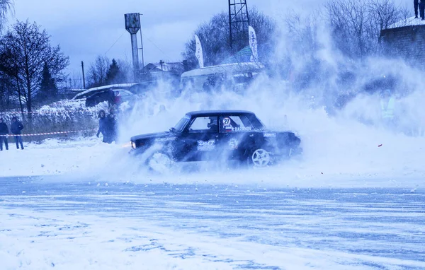 Yoshkar-Ola, Rusya, 11 Ocak 2020: Kış araba şovu tüm katılımcılar için Noel tatili - tek ve çift sürüklenme, donmuş gölde yarış. — Stok fotoğraf
