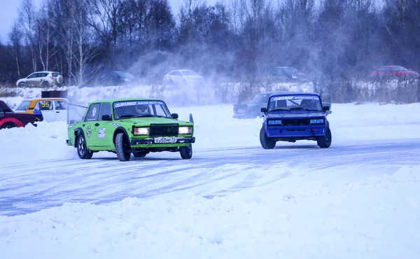 YOSHKAR-OLA, RÚSSIA, JANEIRO 11, 2020: Show de carros de inverno para feriados de Natal para todos os visitantes - deriva simples e dupla, corrida em lago congelado . — Fotografia de Stock