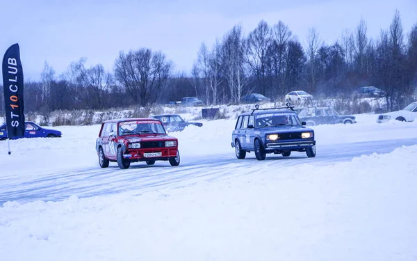 YOSHKAR-OLA, RUSSIA, JANUARY 11, 2020: Winter car show for  Christmas holidays for all comers - single and double drift, racing on  frozen lake. — Stock Photo, Image