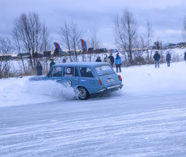Joschkar-ola, russland, 11. januar 2020: winter car show für weihnachtsferien für alle comer - single und double drift, rennen auf zugefrorenem see. — Stockfoto