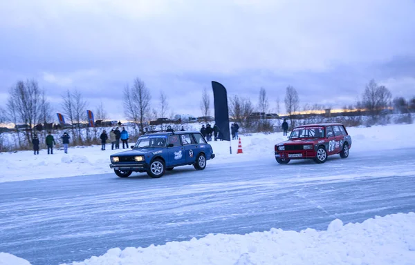 YOSHKAR-OLA, RUSSIE, 11 JANVIER 2020 : Salon de la voiture d'hiver pour les vacances de Noël pour tous les arrivants - dérive simple et double, course sur un lac gelé . — Photo