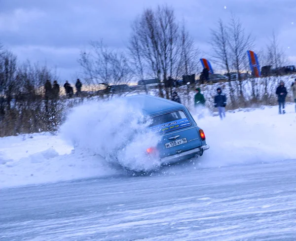 YOSHKAR-OLA, RÚSSIA, JANEIRO 11, 2020: Show de carros de inverno para feriados de Natal para todos os visitantes - deriva simples e dupla, corrida em lago congelado . — Fotografia de Stock