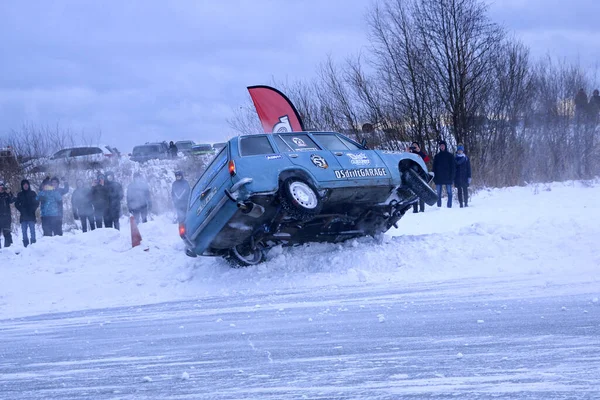 Joschkar-ola, russland, 11. januar 2020: winter car show für weihnachtsferien für alle comer - single und double drift, rennen auf zugefrorenem see. — Stockfoto