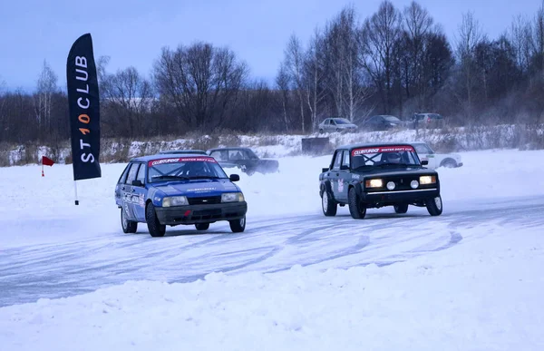 Yoshkar-Ola, Russia, 11 січня 2020: Зимове автомобільне шоу на Різдвяні свята для всіх прибульців - одиночний і подвійний дрейф, гонки на замерзлому озері. — стокове фото