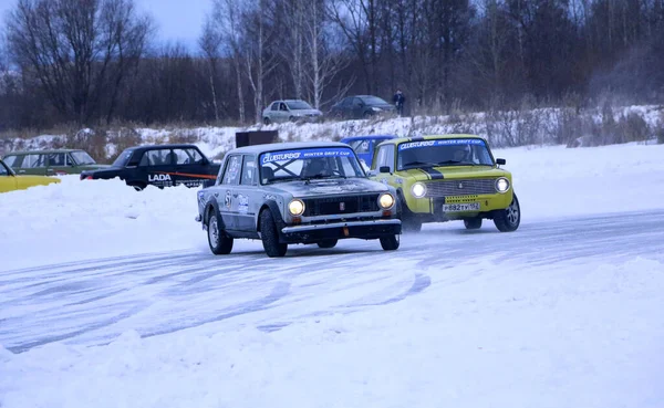 Yoshkar-Ola, Russia, 11 січня 2020: Зимове автомобільне шоу на Різдвяні свята для всіх прибульців - одиночний і подвійний дрейф, гонки на замерзлому озері. — стокове фото
