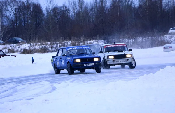 YOSHKAR-OLA, RÚSSIA, JANEIRO 11, 2020: Show de carros de inverno para feriados de Natal para todos os visitantes - deriva simples e dupla, corrida em lago congelado . — Fotografia de Stock