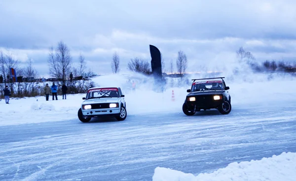 YOSHKAR-OLA, RUSSIA, JANUARY 11, 2020: Winter car show for  Christmas holidays for all comers - single and double drift, racing on  frozen lake. — ストック写真