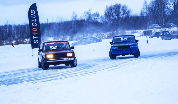 YOSHKAR-OLA, RÚSSIA, JANEIRO 11, 2020: Show de carros de inverno para feriados de Natal para todos os visitantes - deriva simples e dupla, corrida em lago congelado . — Fotografia de Stock