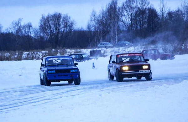 YOSHKAR-OLA, RUSSIA, JANUARY 11, 2020: Winter car show for  Christmas holidays for all comers - single and double drift, racing on  frozen lake. — 스톡 사진