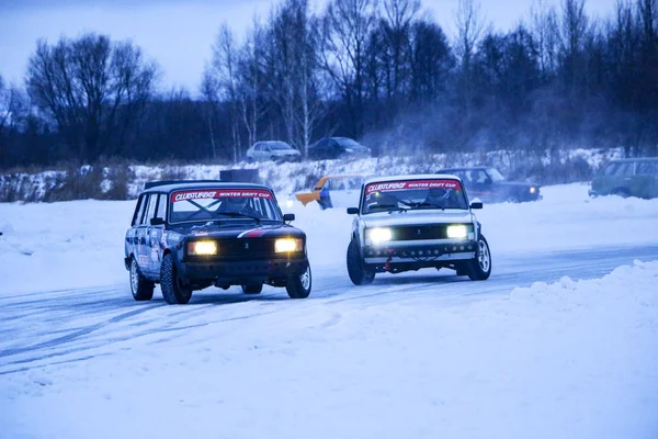 Yoshkar-Ola, Rusko, 11. ledna 2020: Zimní autosalon pro vánoční prázdniny pro všechny návštěvníky - jednosměrný a dvojitý drift, závodění na zamrzlém jezeře. — Stock fotografie