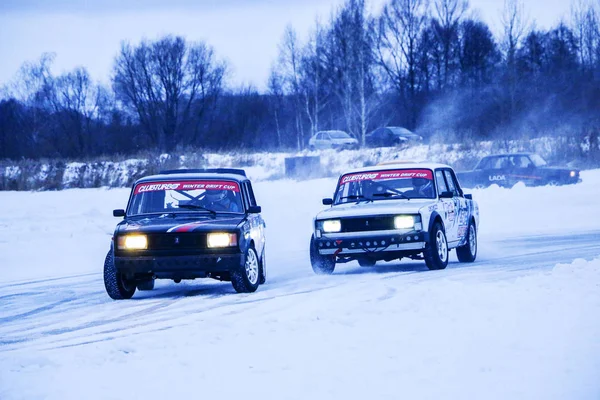 YOSHKAR-OLA, RUSSIA, JANUARY 11, 2020: Winter car show for  Christmas holidays for all comers - single and double drift, racing on  frozen lake. — Stock Photo, Image