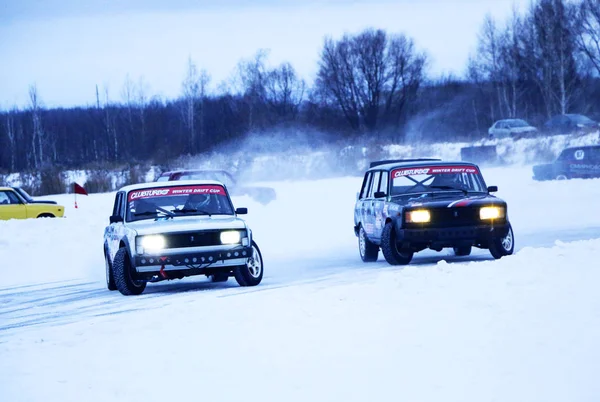 YOSHKAR-OLA, RUSSIA, JANUARY 11, 2020: Winter car show for  Christmas holidays for all comers - single and double drift, racing on  frozen lake. — Stock Photo, Image