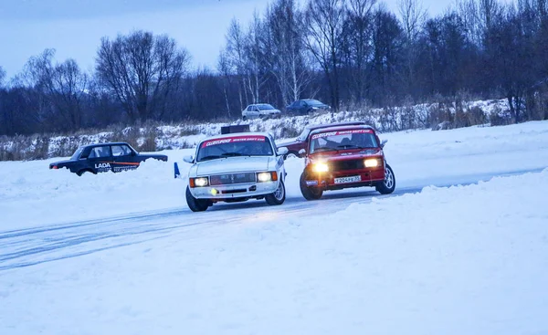 Yoshkar-Ola, Rusko, 11. ledna 2020: Zimní autosalon pro vánoční prázdniny pro všechny návštěvníky - jednosměrný a dvojitý drift, závodění na zamrzlém jezeře. — Stock fotografie