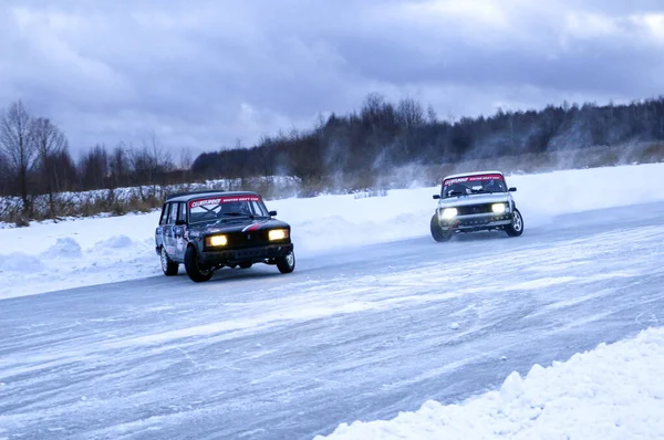 Joschkar-ola, russland, 11. januar 2020: winter car show für weihnachtsferien für alle comer - single und double drift, rennen auf zugefrorenem see. — Stockfoto