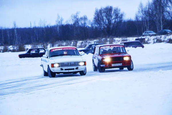 Yoshkar-Ola, Rusland, 11 januari 2020: Winter autoshow voor kerstvakantie voor alle comers - enkele en dubbele drift, racen op bevroren meer. — Stockfoto