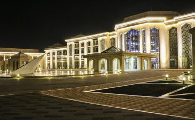 Bolgar, Tataristan, Rusya, 18 Kasım 2019: Geceleri beş yıldızlı otel kompleksi Kol Gali Resort & Spa, sokak lambalarının aydınlatılması.