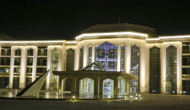 Bolgar, Tataristan, Rusya, 18 Kasım 2019: Geceleri beş yıldızlı otel kompleksi Kol Gali Resort & Spa, sokak lambalarının aydınlatılması.