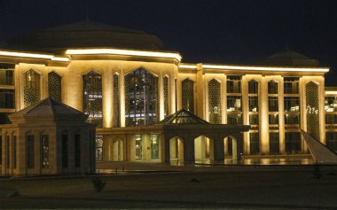 Bolgar, Tataristan, Rusya, 18 Kasım 2019: Geceleri beş yıldızlı otel kompleksi Kol Gali Resort & Spa, sokak lambalarının aydınlatılması.