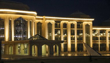 Bolgar, Tataristan, Rusya, 18 Kasım 2019: Geceleri beş yıldızlı otel kompleksi Kol Gali Resort & Spa, sokak lambalarının aydınlatılması.