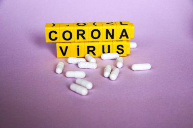 Pembe arka planda sarı çocuk plastiği harflerinden alınma koronavirüs..