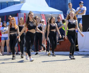 YOSHKAR-OLA, RUSSIA, JUNE 02, 2019: Auto and Motosiklet Exhibition - Festival - YO SUMIT 2019 - Genç güzel kızların toplu dansı, ateşli müzik eşliğinde.