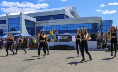 YOSHKAR-OLA, RUSSIA, JUNE 02, 2019: Auto and Motosiklet Exhibition - Festival - YO SUMIT 2019 - Genç güzel kızların toplu dansı, ateşli müzik eşliğinde.