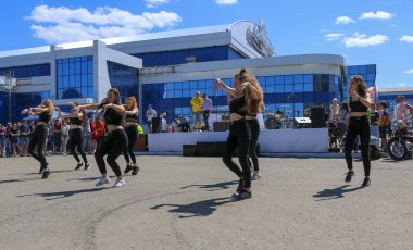 YOSHKAR-OLA, RUSSIA, JUNE 02, 2019: Auto and Motosiklet Exhibition - Festival - YO SUMIT 2019 - Genç güzel kızların toplu dansı, ateşli müzik eşliğinde.