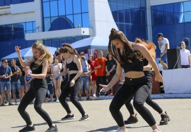 YOSHKAR-OLA, RUSSIA, JUNE 02, 2019: Auto and Motosiklet Exhibition - Festival - YO SUMIT 2019 - Genç güzel kızların toplu dansı, ateşli müzik eşliğinde.