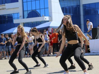 YOSHKAR-OLA, RUSSIA, JUNE 02, 2019: Auto and Motosiklet Exhibition - Festival - YO SUMIT 2019 - Genç güzel kızların toplu dansı, ateşli müzik eşliğinde.