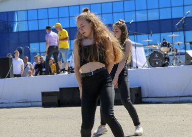 YOSHKAR-OLA, RUSSIA, JUNE 02, 2019: Auto and Motosiklet Exhibition - Festival - YO SUMIT 2019 - Genç güzel kızların toplu dansı, ateşli müzik eşliğinde.