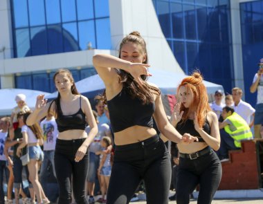 YOSHKAR-OLA, RUSSIA, JUNE 02, 2019: Auto and Motosiklet Exhibition - Festival - YO SUMIT 2019 - Genç güzel kızların toplu dansı, ateşli müzik eşliğinde.